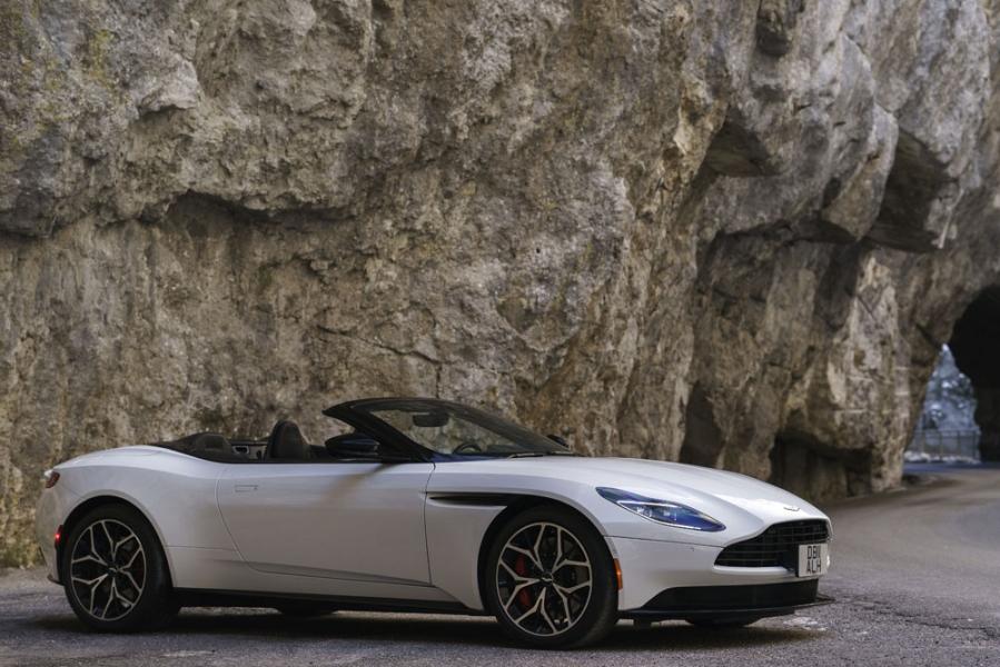 20 Aston_Martin_Volante_V8_DB11_ALH_9429-1-960×600