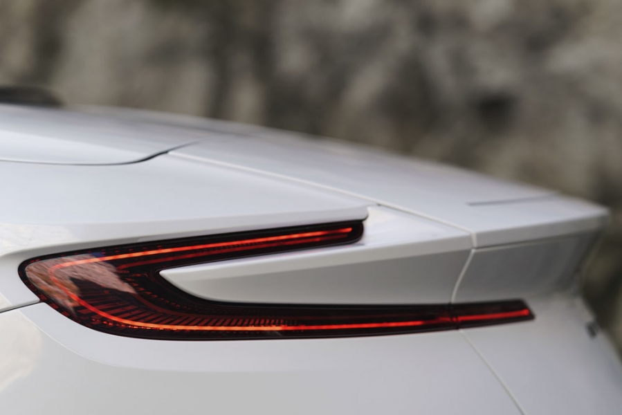 22 Aston_Martin_Volante_V8_DB11_ALH_9435-960×600