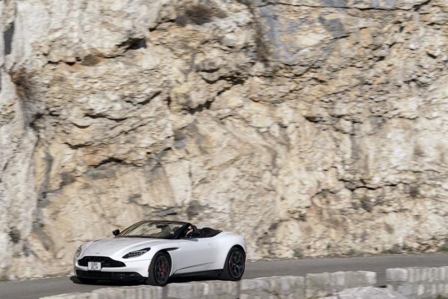 24 Aston_Martin_Volante_V8_DB11_ALH_9517-960×600