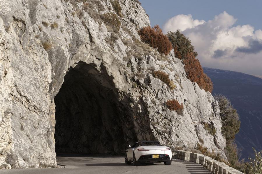 25 Aston_Martin_Volante_V8_DB11_ALH_9519-960×600