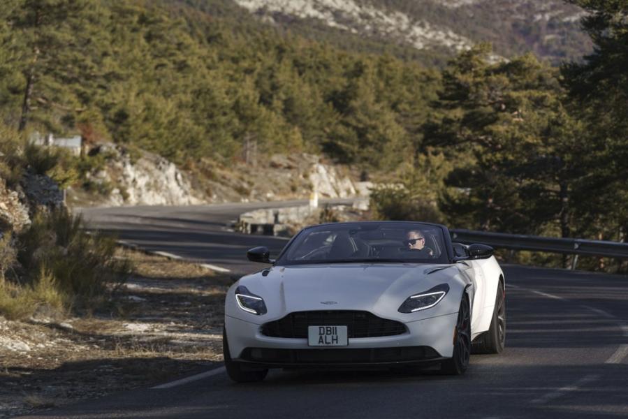 28 Aston_Martin_Volante_V8_DB11_ALH_9553-960×600