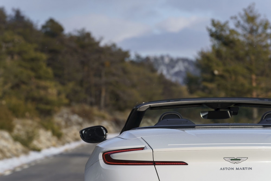 29 Aston_Martin_Volante_V8_DB11_ALH_9648-960×600