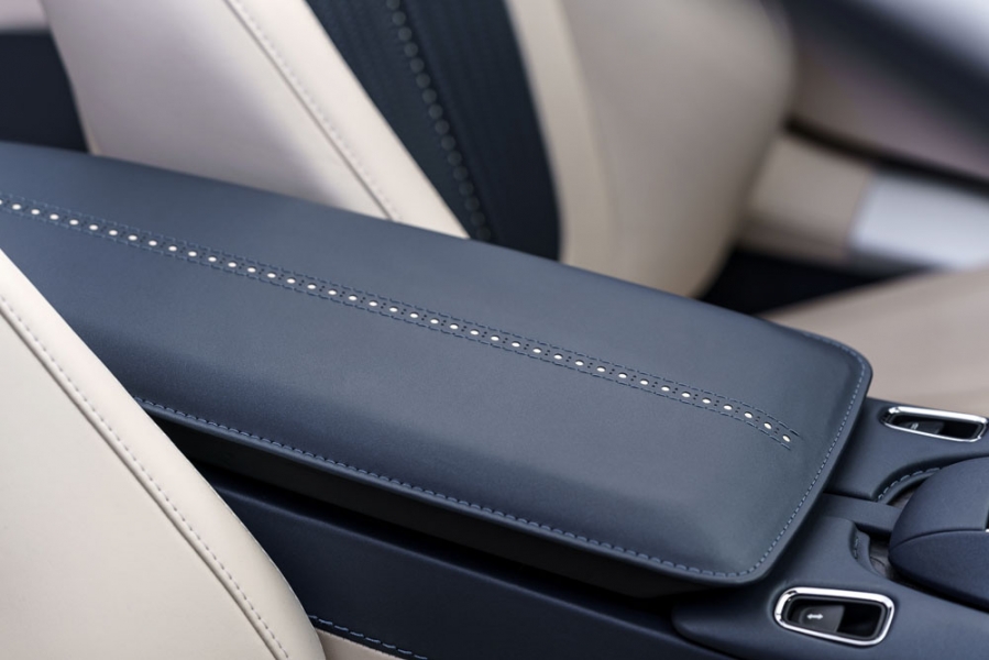 32 Aston_Martin_Volante_V8_DB11_ALG_9143-960×600