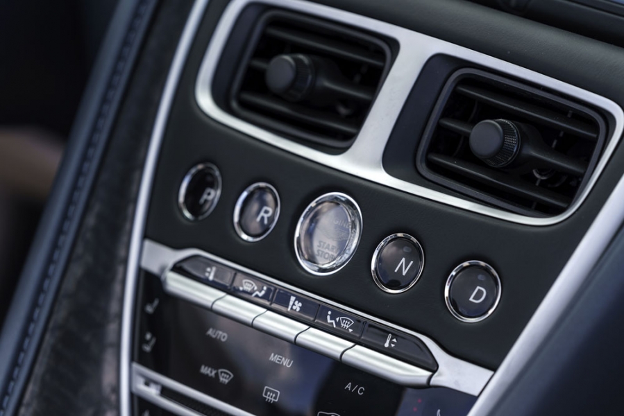 33 Aston_Martin_Volante_V8_DB11_ALG_9144-960×600