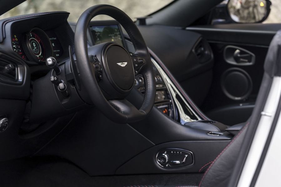 42 Aston_Martin_Volante_V8_DB11_ALH_9476-960×600