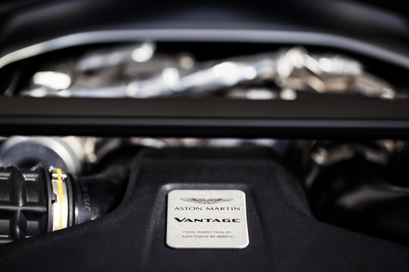 Aston_Martin_V8_Vantage_1_AML_-_Portugal (1)_Easy-Resize.com