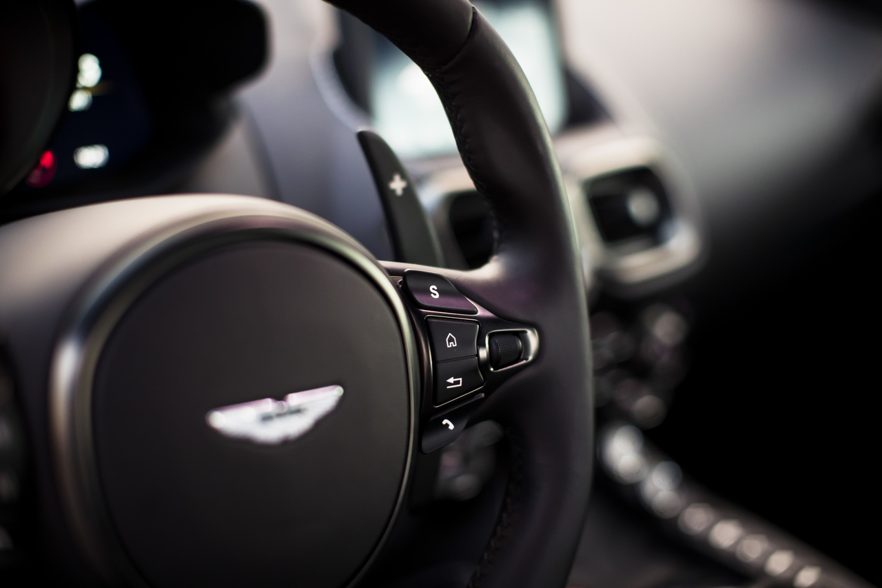 Aston_Martin_V8_Vantage_1_AML_-_Portugal (6)_Easy-Resize.com
