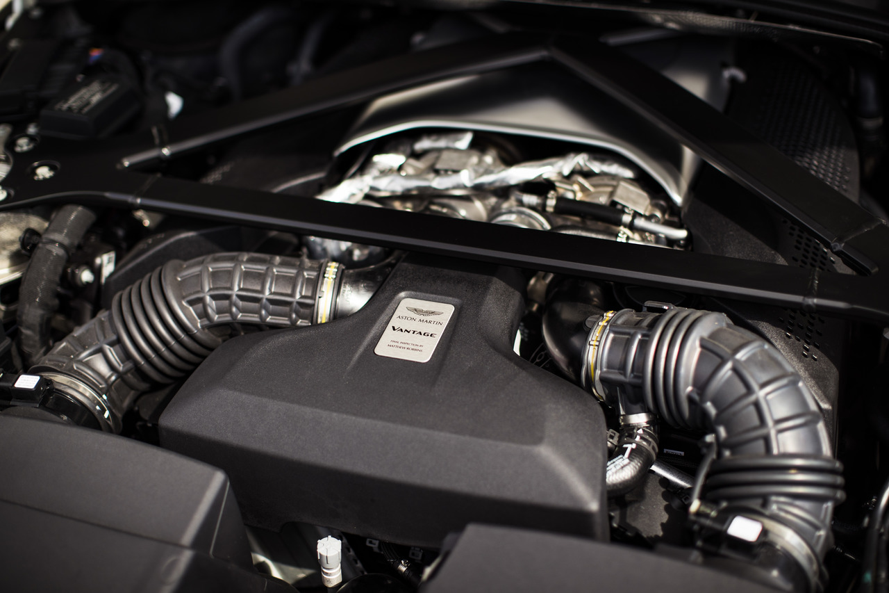 Aston_Martin_V8_Vantage_1_AML_-_Portugal_Easy-Resize.com