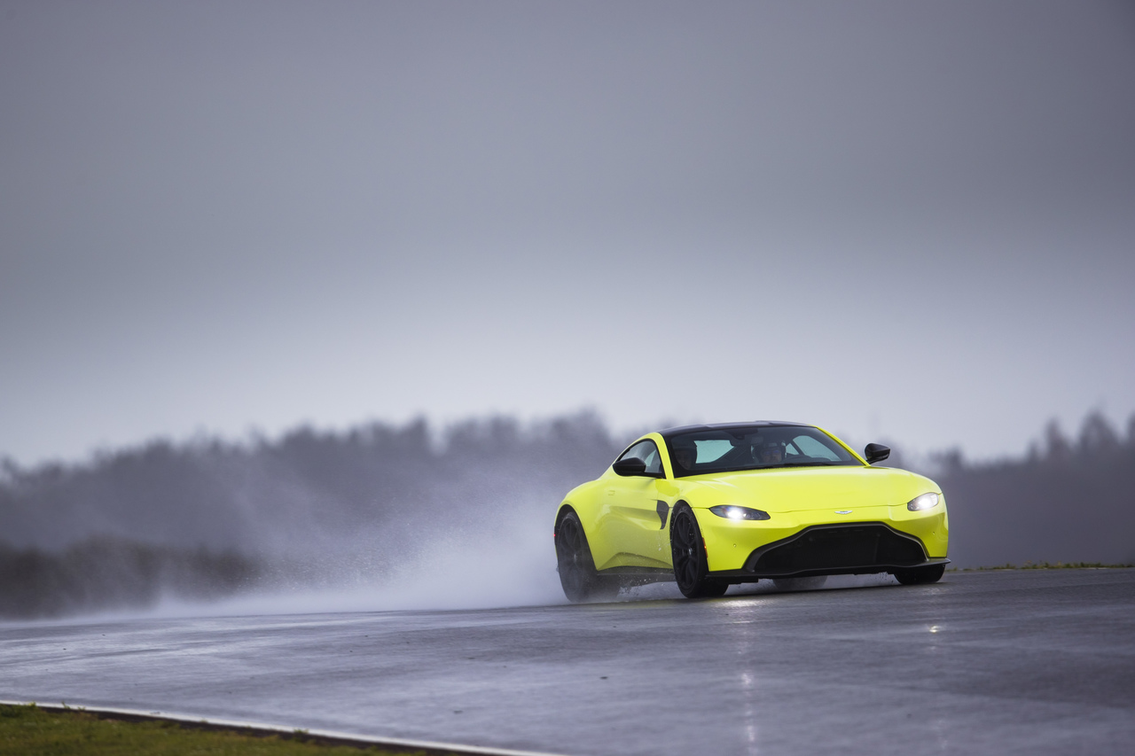 Aston_Martin_V8_Vantage_Lime_Essence__Portimao_11485_Easy-Resize.com