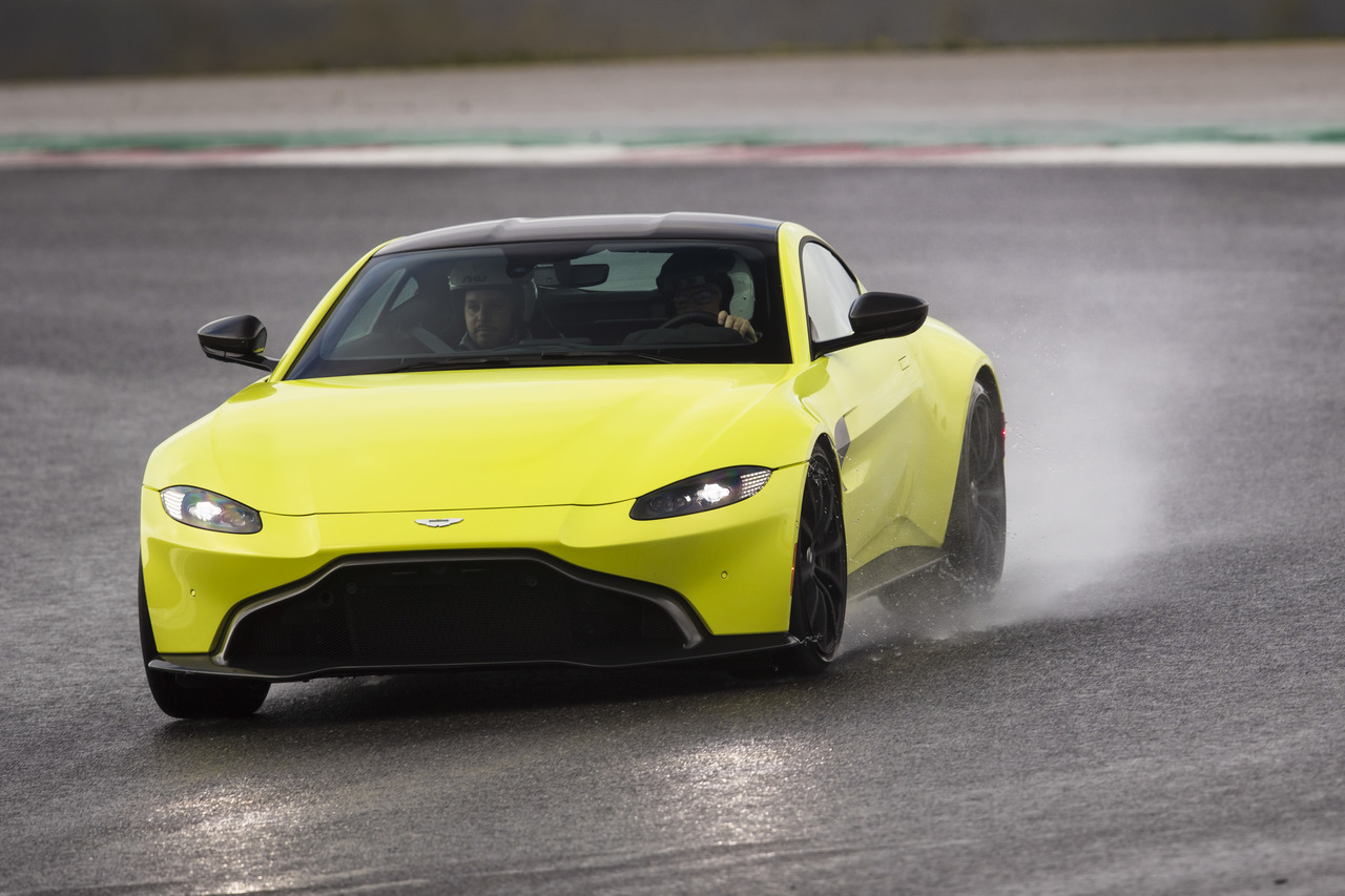 Aston_Martin_V8_Vantage_Lime_Essence__Portimao_11486_Easy-Resize.com