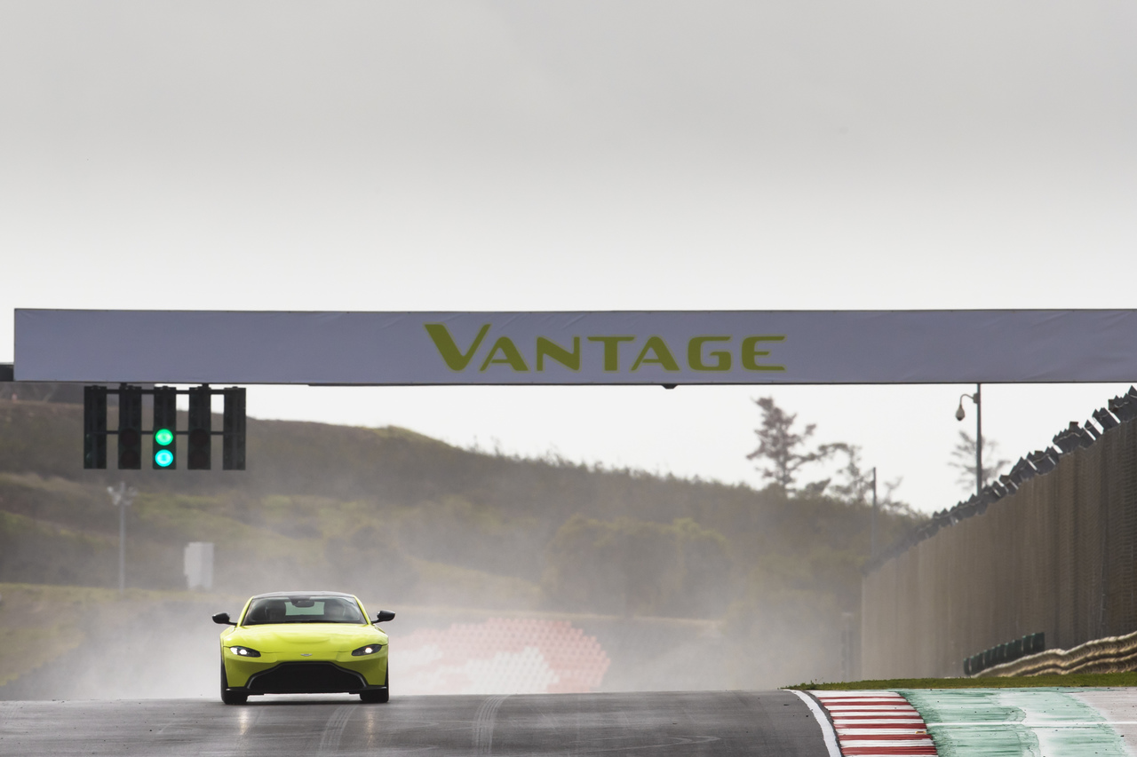 Aston_Martin_V8_Vantage_Lime_Essence__Portimao_11494_Easy-Resize.com