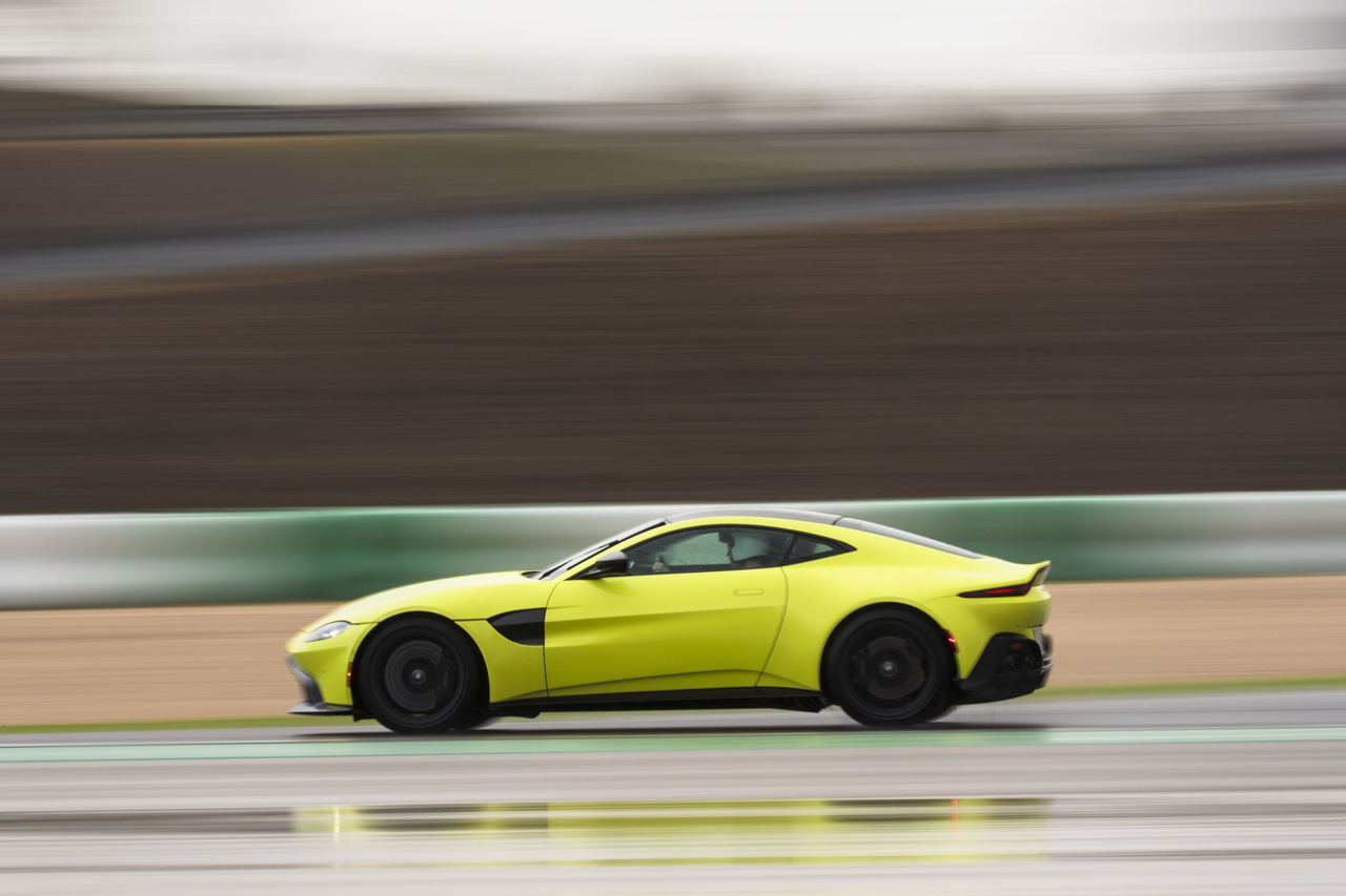 Aston_Martin_V8_Vantage_Lime_Essence__Portimao_11498_Easy-Resize.com