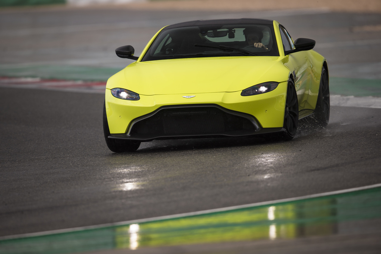 Aston_Martin_V8_Vantage_Lime_Essence__Portimao_11504_Easy-Resize.com