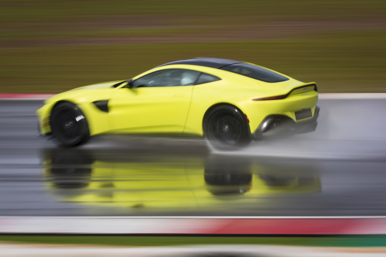 Aston_Martin_V8_Vantage_Lime_Essence__Portimao_11506_Easy-Resize.com