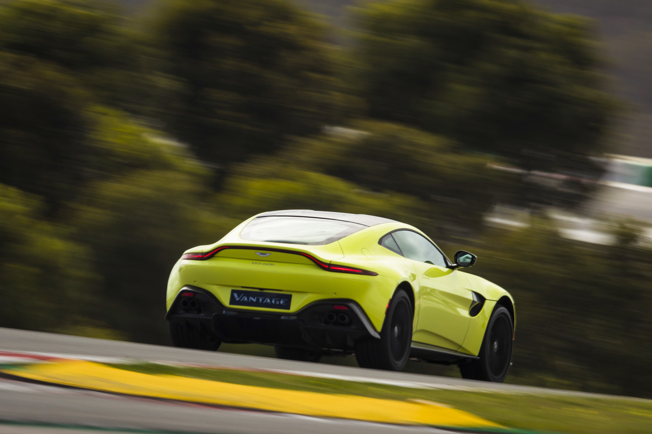 Aston_Martin_V8_Vantage_Lime_Essence__Portimao_11511_Easy-Resize.com