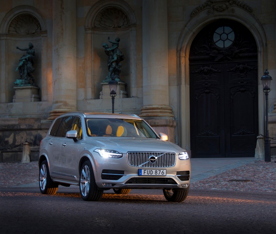 163703_Volvo_XC90_at_the_Swedish_Royal_Wedding