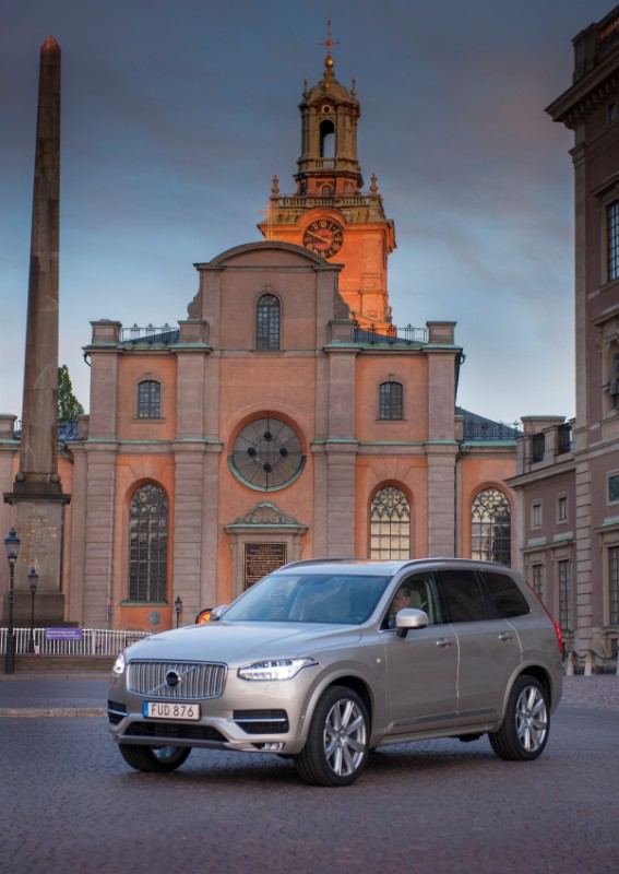 163705_Volvo_XC90_at_the_Swedish_Royal_Wedding