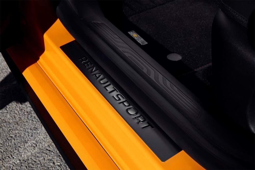 21202794_2018_New_Renault_MEGANE_R_S_Sport_chassis