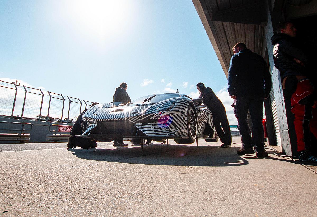 BRABHAM_BT62 in pitlane on airjacks