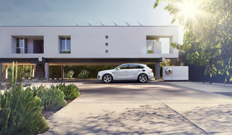 Bentley-Bentayga-Hybrid-x-Starck-02-960×600