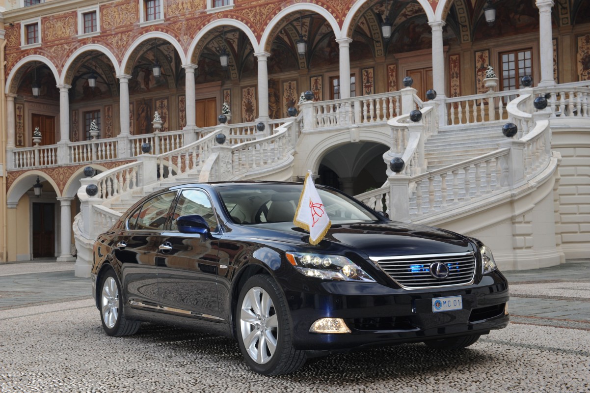 LexusLS600houtsideRoyalPalace