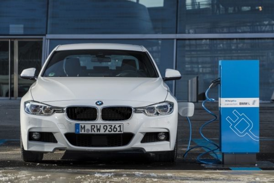 P90208285_lowRes_bmw-330e-01-2016-960×600 (1)