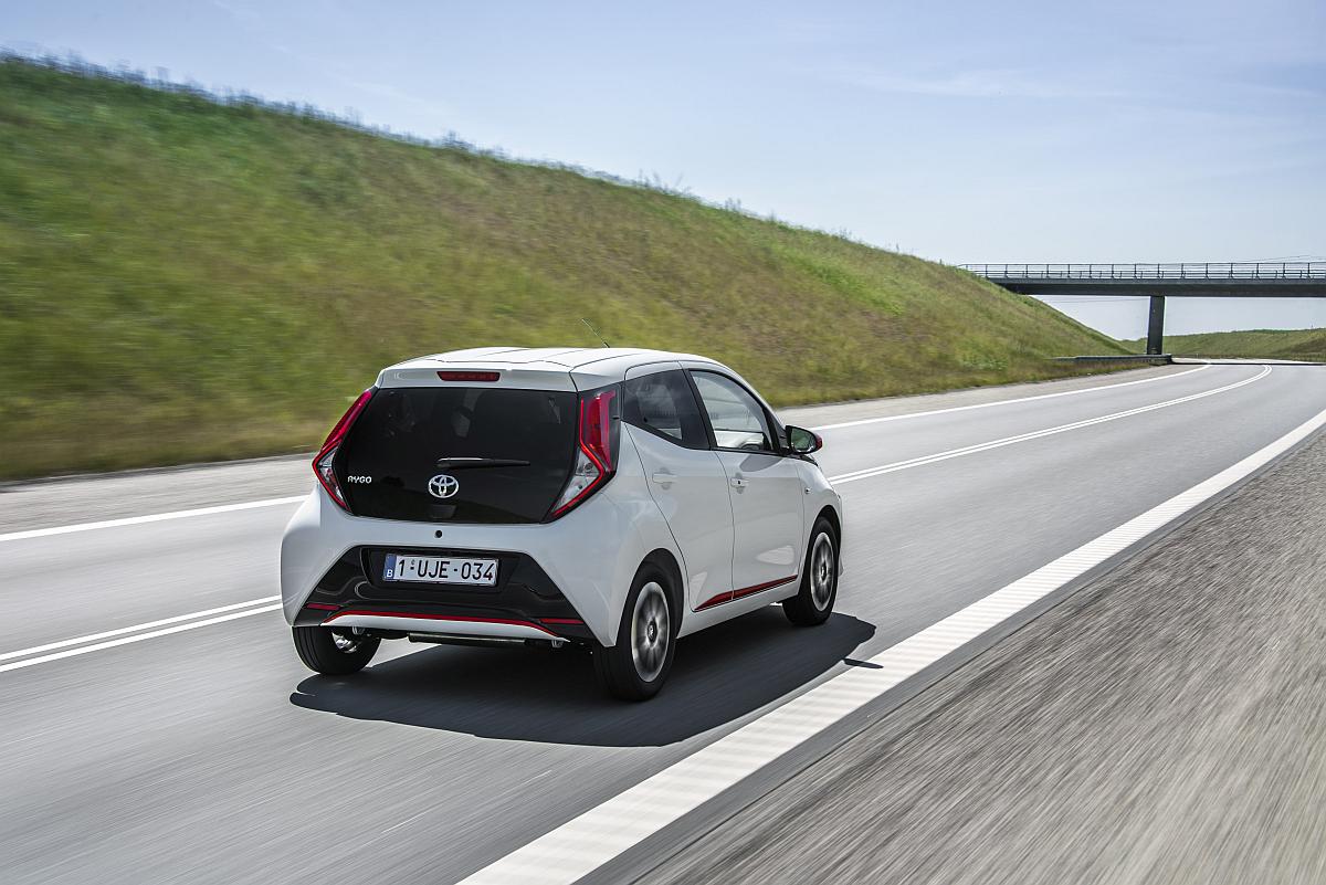 AYGO_White_005