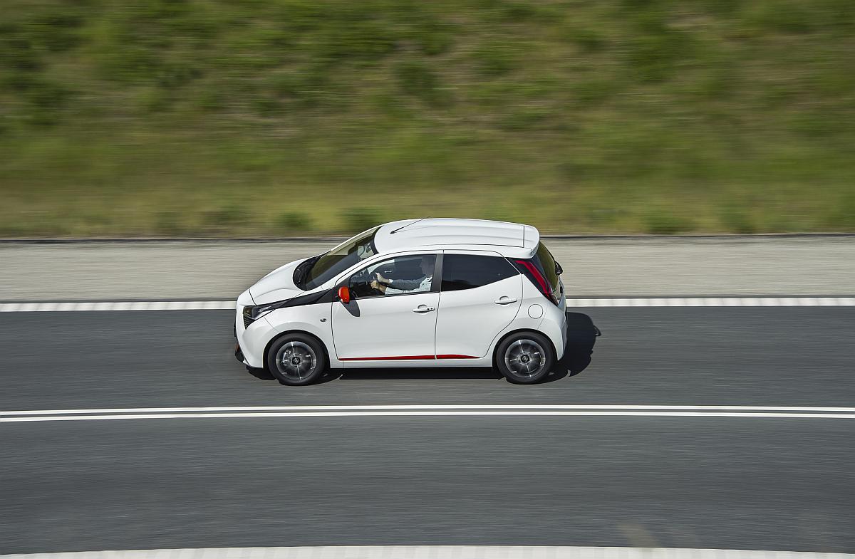 AYGO_White_006
