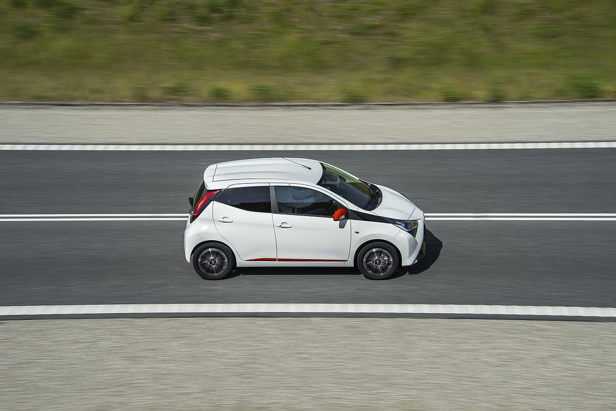 AYGO_White_007