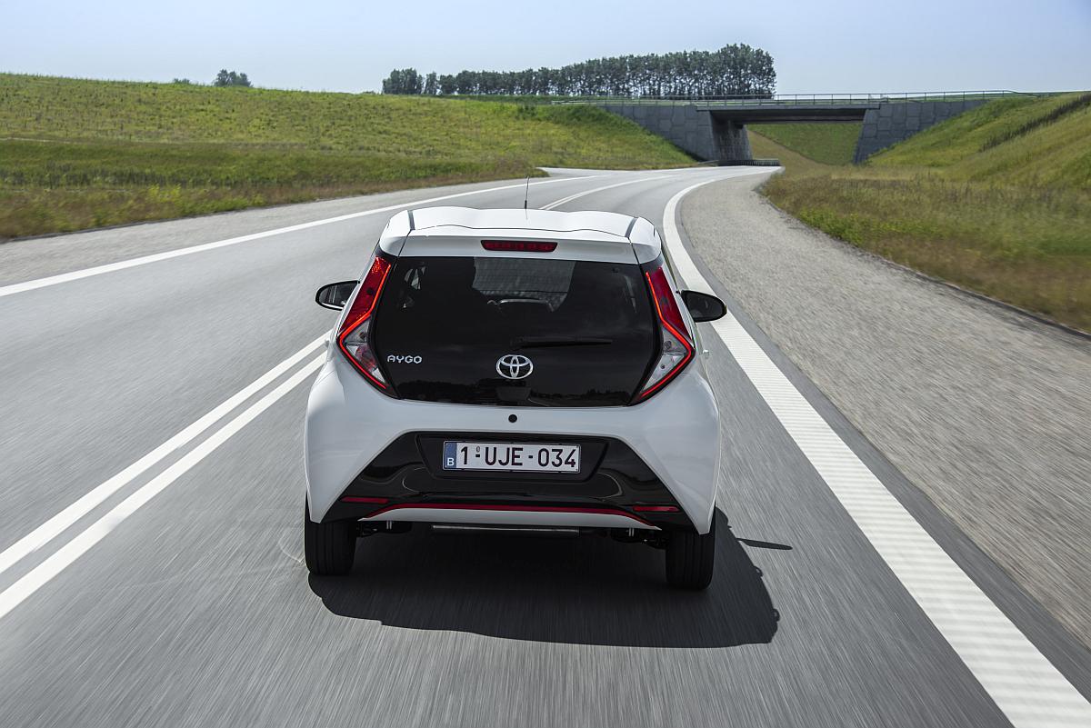AYGO_White_012