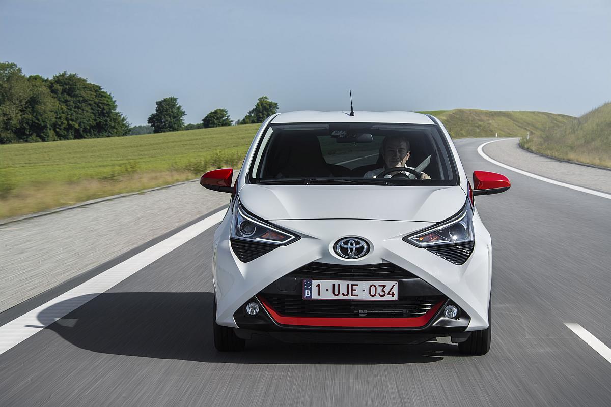 AYGO_White_015