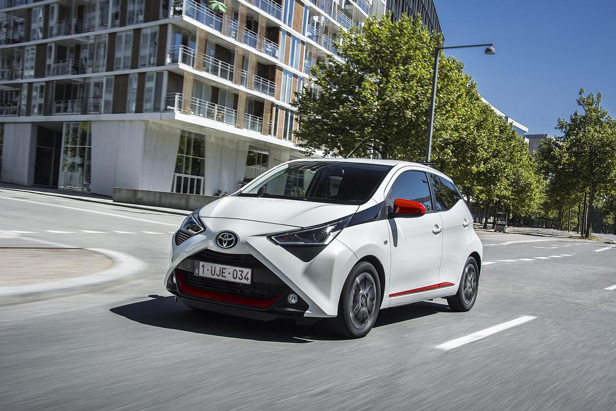 AYGO_White_017