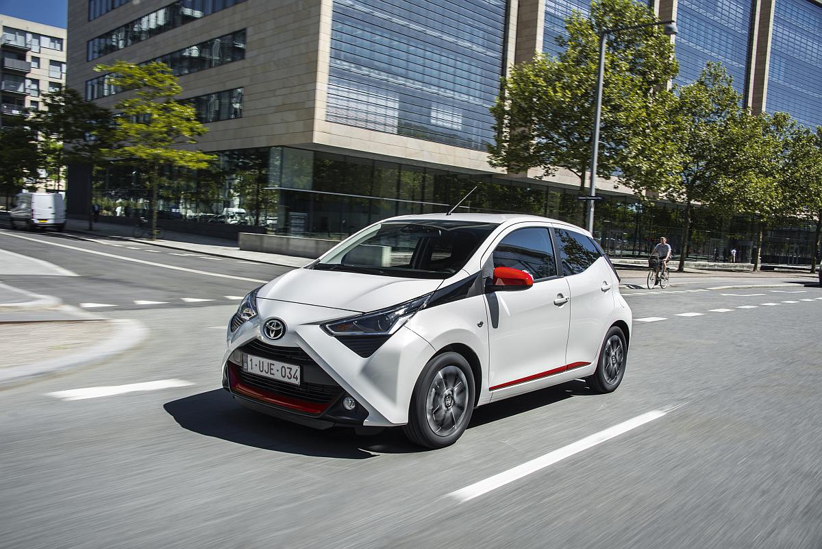 AYGO_White_018
