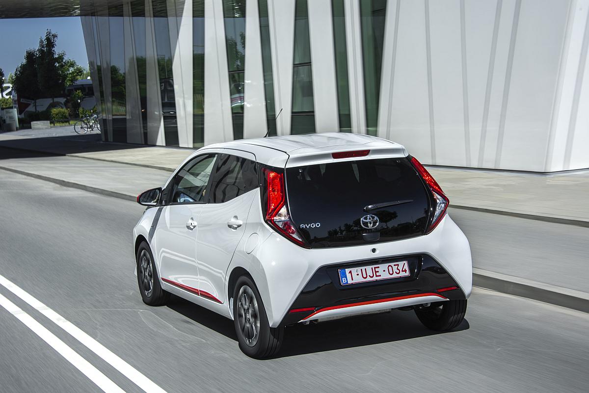 AYGO_White_020