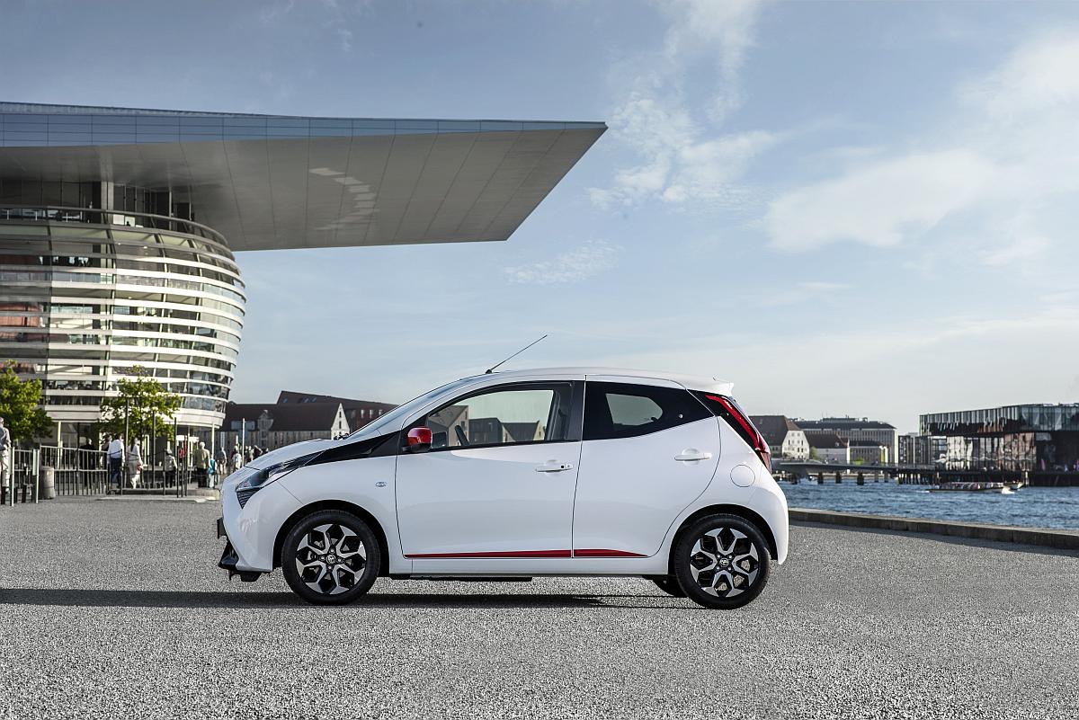 AYGO_White_025