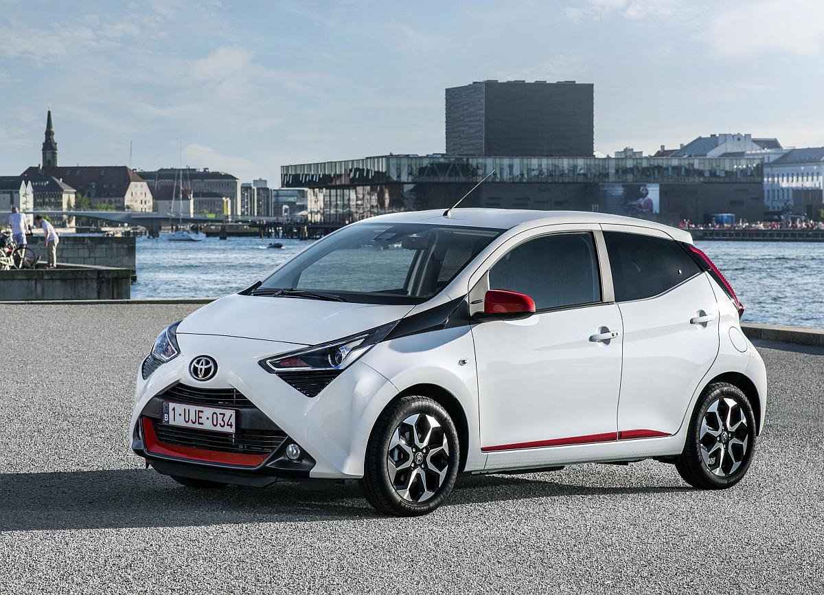 AYGO_White_026