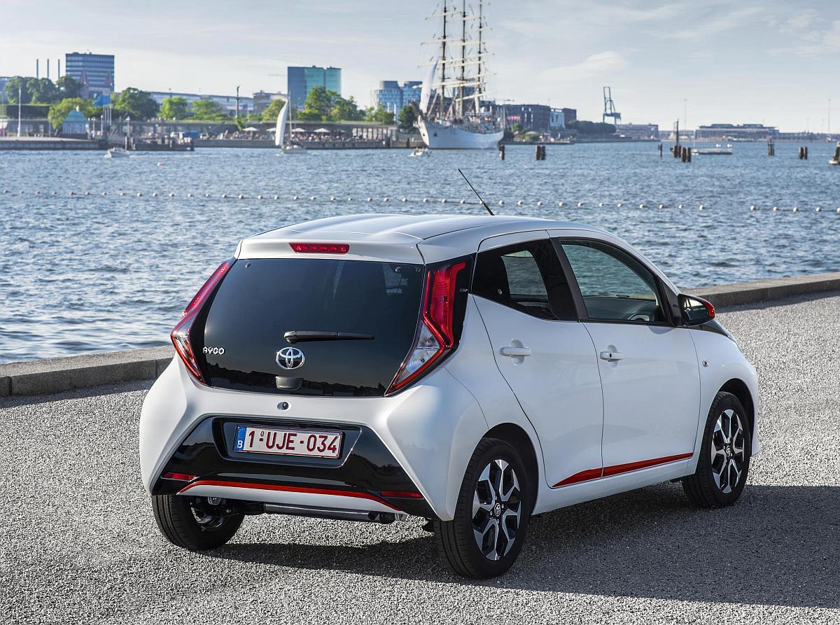 AYGO_White_027