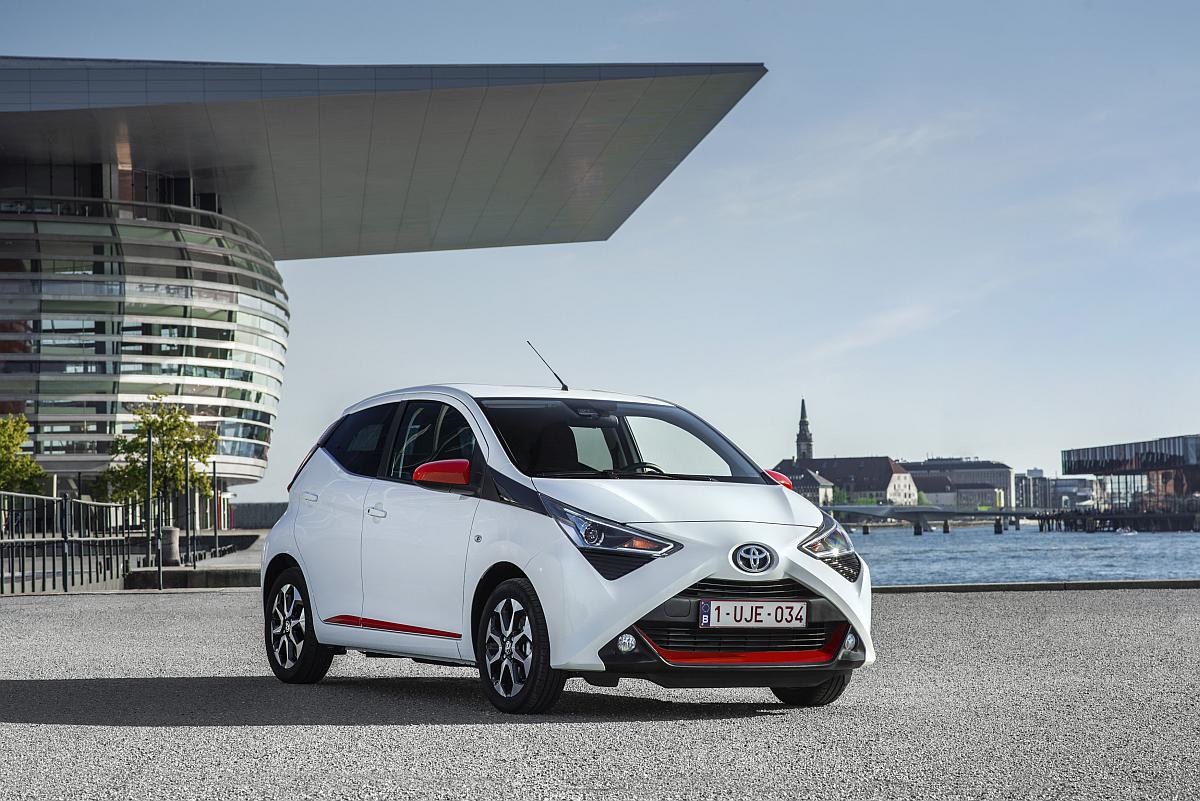 AYGO_White_028