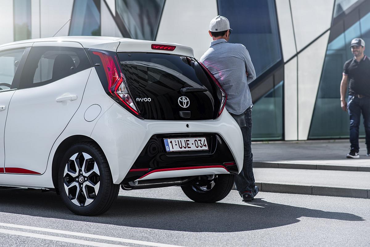AYGO_White_029