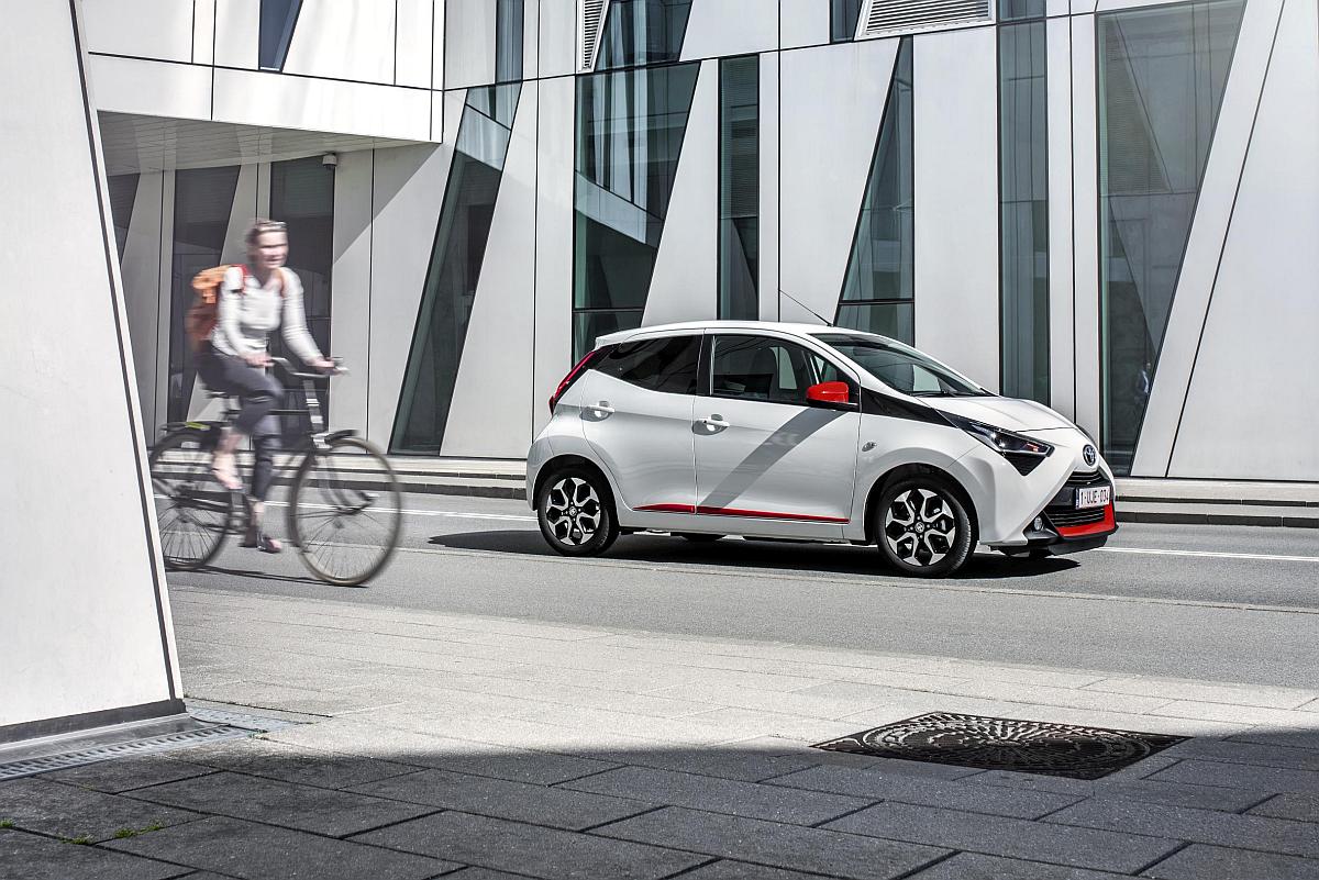 AYGO_White_033