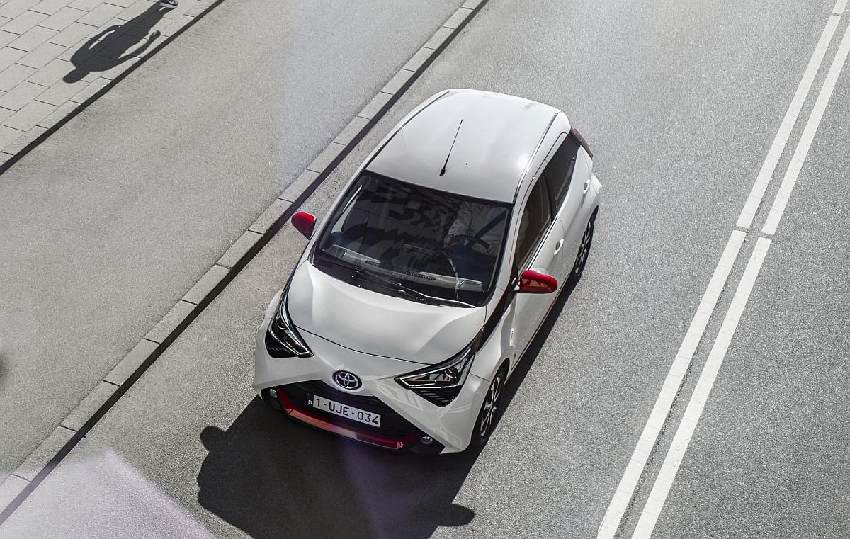 AYGO_White_035