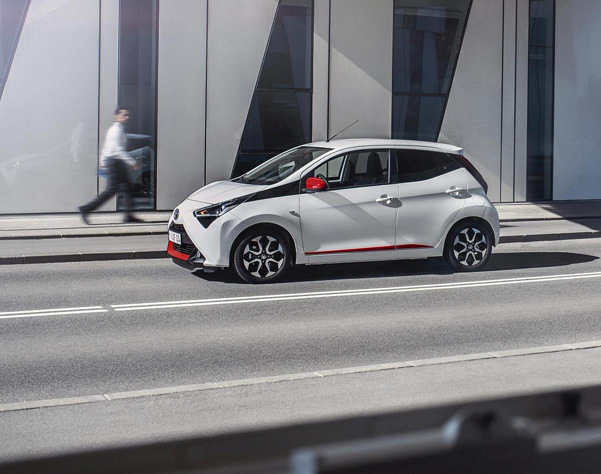 AYGO_White_036