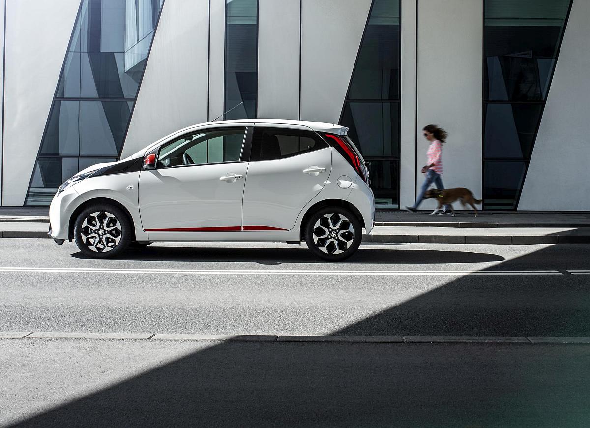 AYGO_White_037