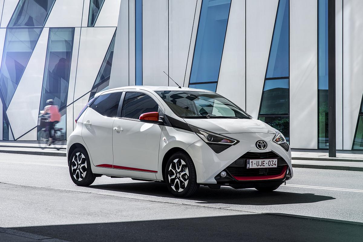 AYGO_White_038