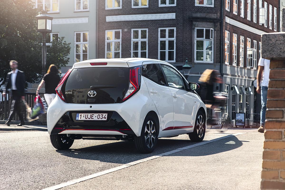 AYGO_White_039