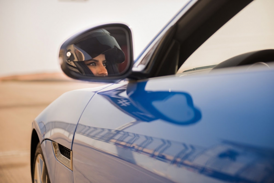 Aseel-Al-Hamad-completes-a-lap-of-honour-in-a-Jaguar-F-TYPE-for-the-first-time-in-Saudi-Arabia-to-commemorate-the-ban-for-women-driving-lifted-960×600