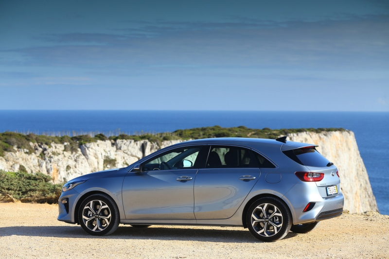 Kia Ceed 1.0 T-GDI 6 MT transmission 120hp Lunar Silver 04_Easy-Resize.com