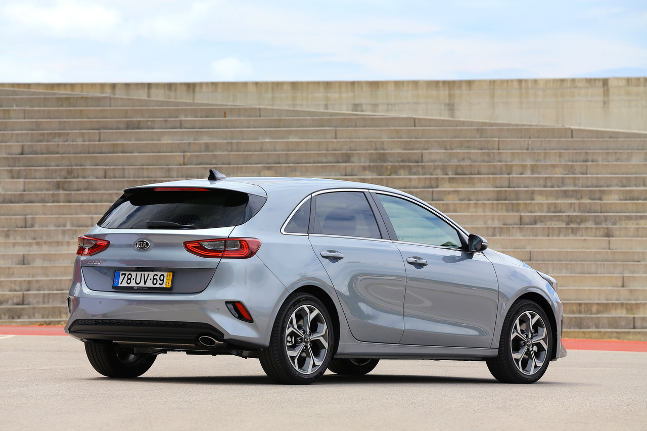 Kia Ceed 1.0 T-GDI 6 MT transmission 120hp Lunar Silver 19_Easy-Resize.com