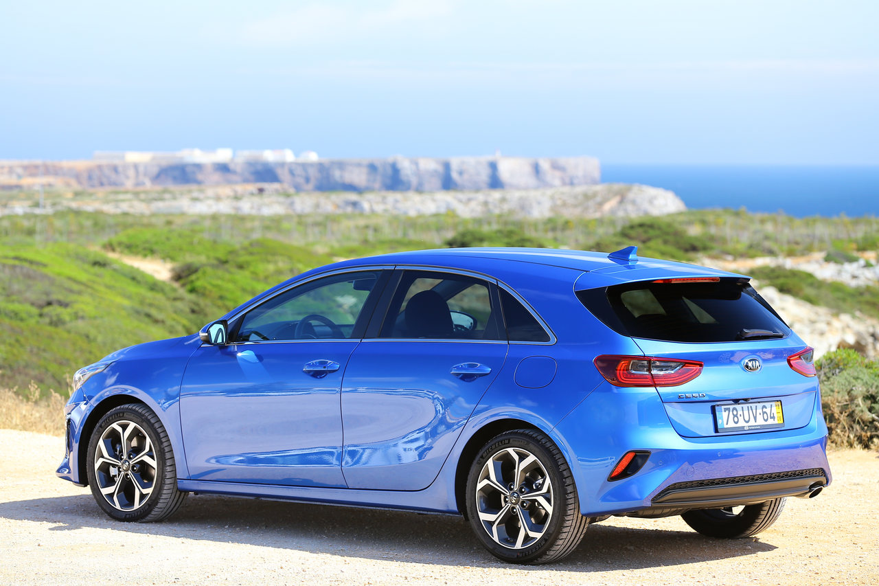 Kia Ceed 1.6 CRDi 6MT transmission 136hp Blue Flame 05_Easy-Resize.com