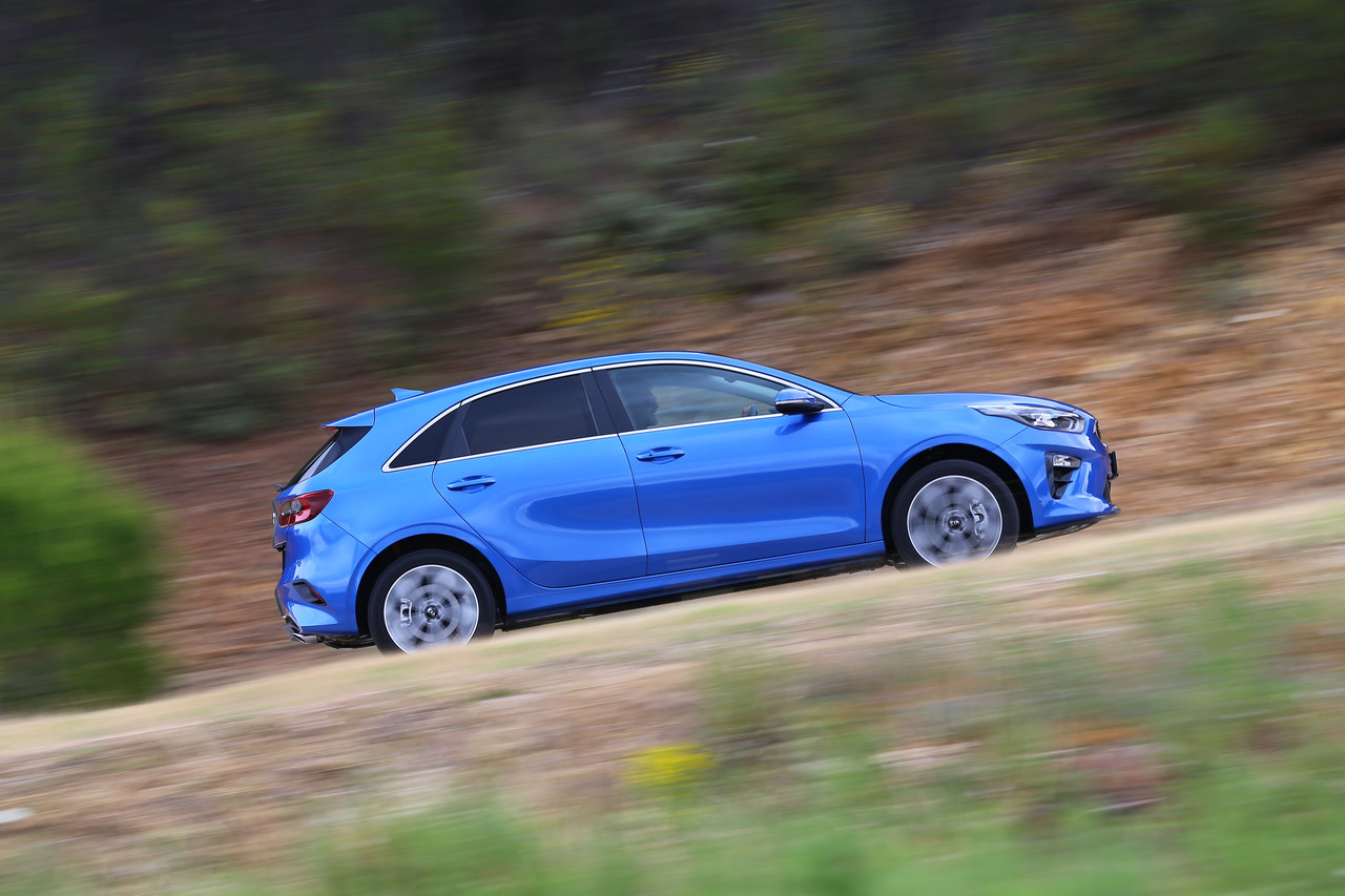 Kia Ceed 1.6 CRDi 6MT transmission 136hp Blue Flame 16_Easy-Resize.com